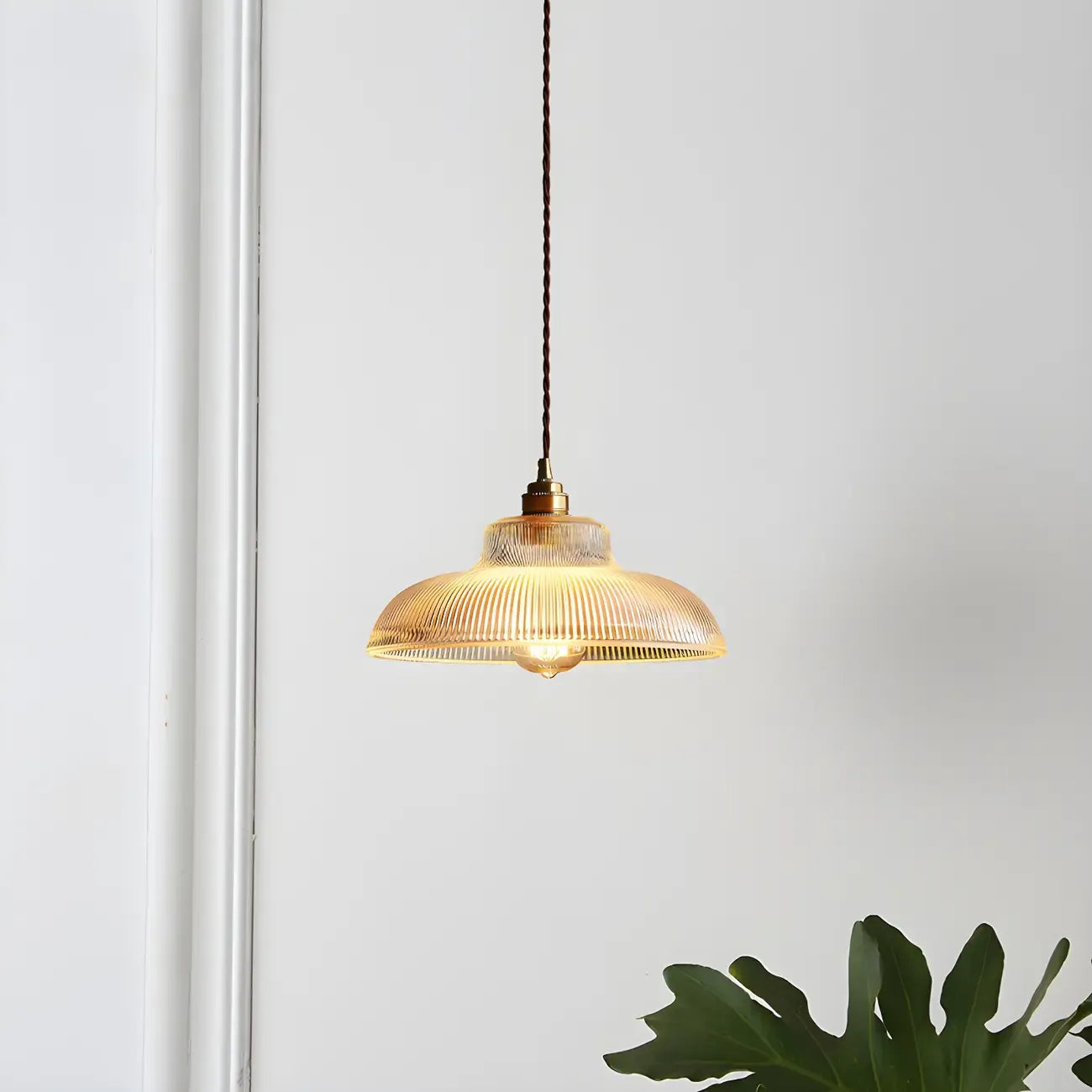 Suspension industrielle réglable en verre côtelé et laiton
