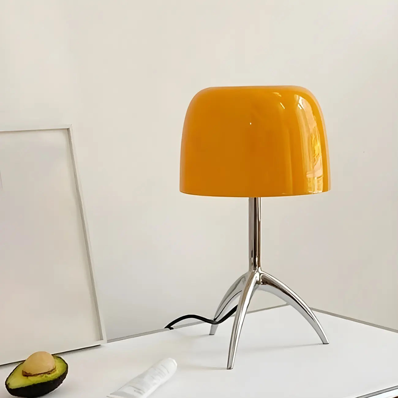 Lampe de table tripode nordique moderne en argent et verre, avec pied en métal