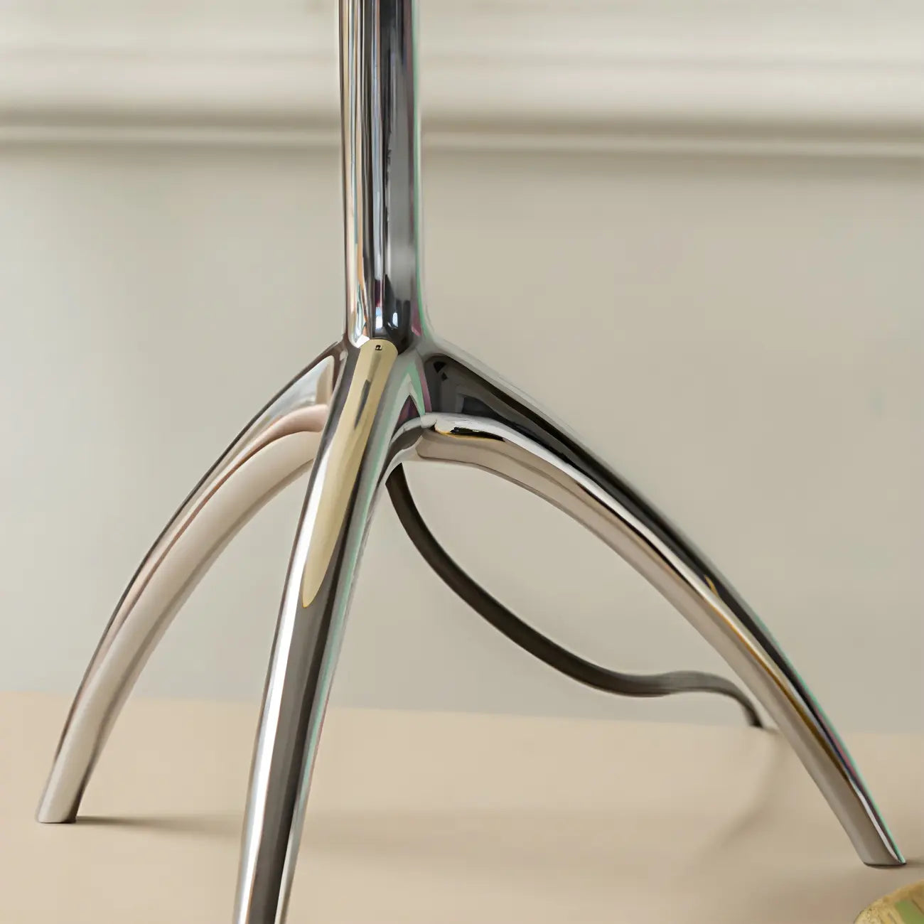 Lampe de table tripode nordique moderne en argent et verre, avec pied en métal