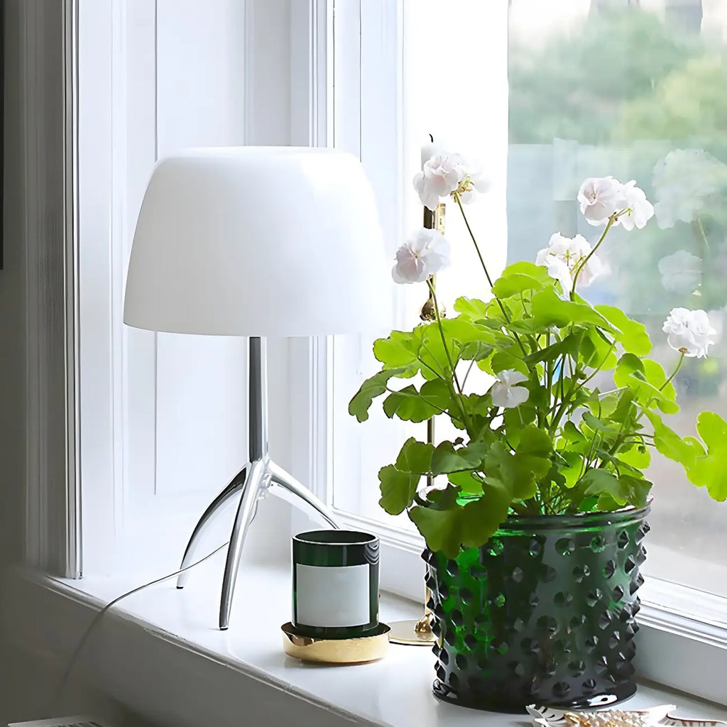Lampe de table tripode nordique moderne en argent et verre, avec pied en métal