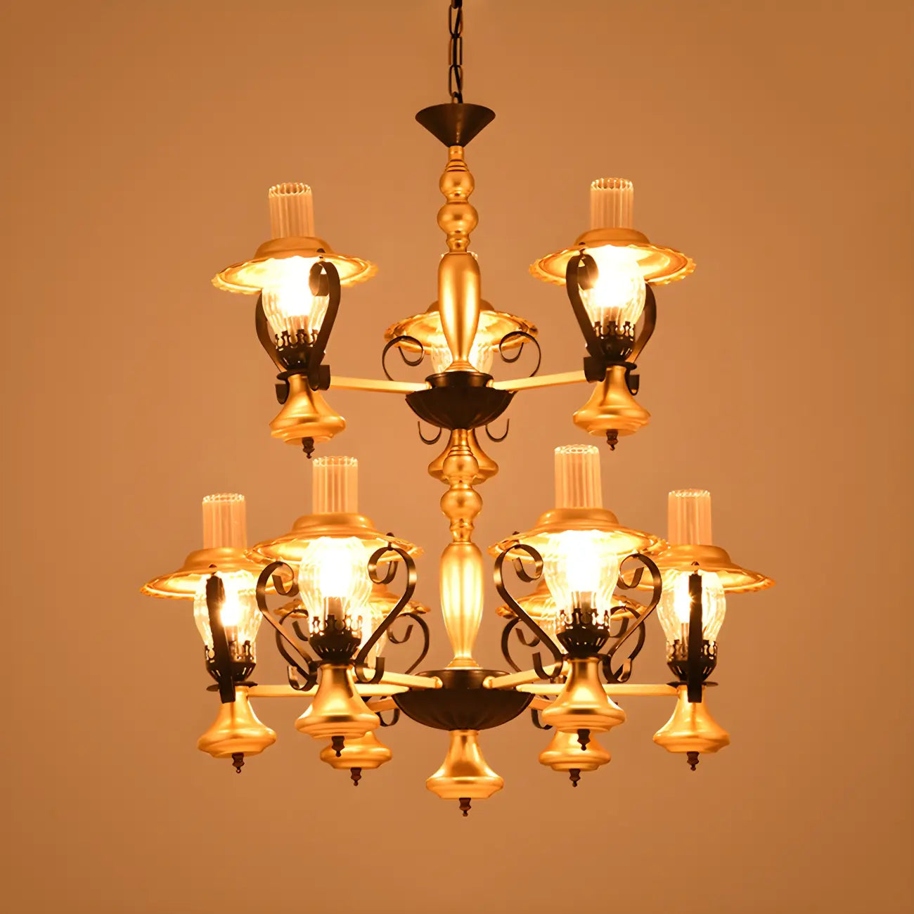 Lustre suspendu vintage en forme de lanterne dorée à 9 lumières, en verre côtelé transparent, avec un design à 2 niveaux.