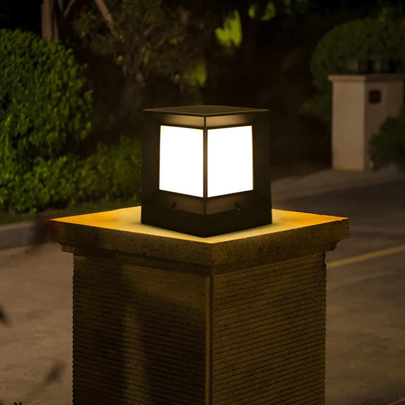 Lampe de poteau cubique en métal lisse et simple
