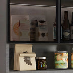 Vitrine suspendue en bois avec portes vitrées