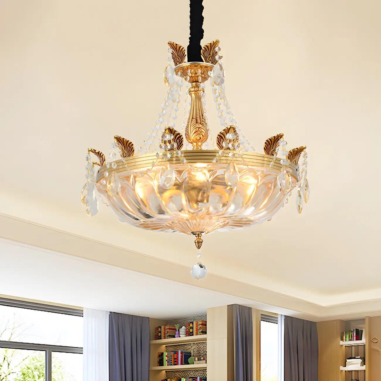 Luxueux lustre en laiton et cristal avec bol en forme de haricot