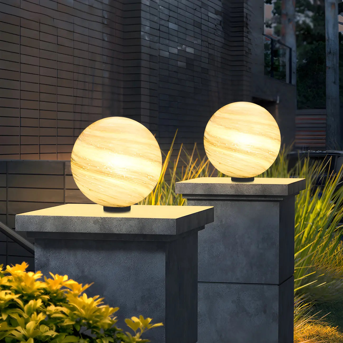 Abat-jour globe en verre jaune et bleu sur le thème des planètes pour lampadaire