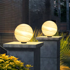 Abat-jour globe en verre jaune et bleu sur le thème des planètes pour lampadaire