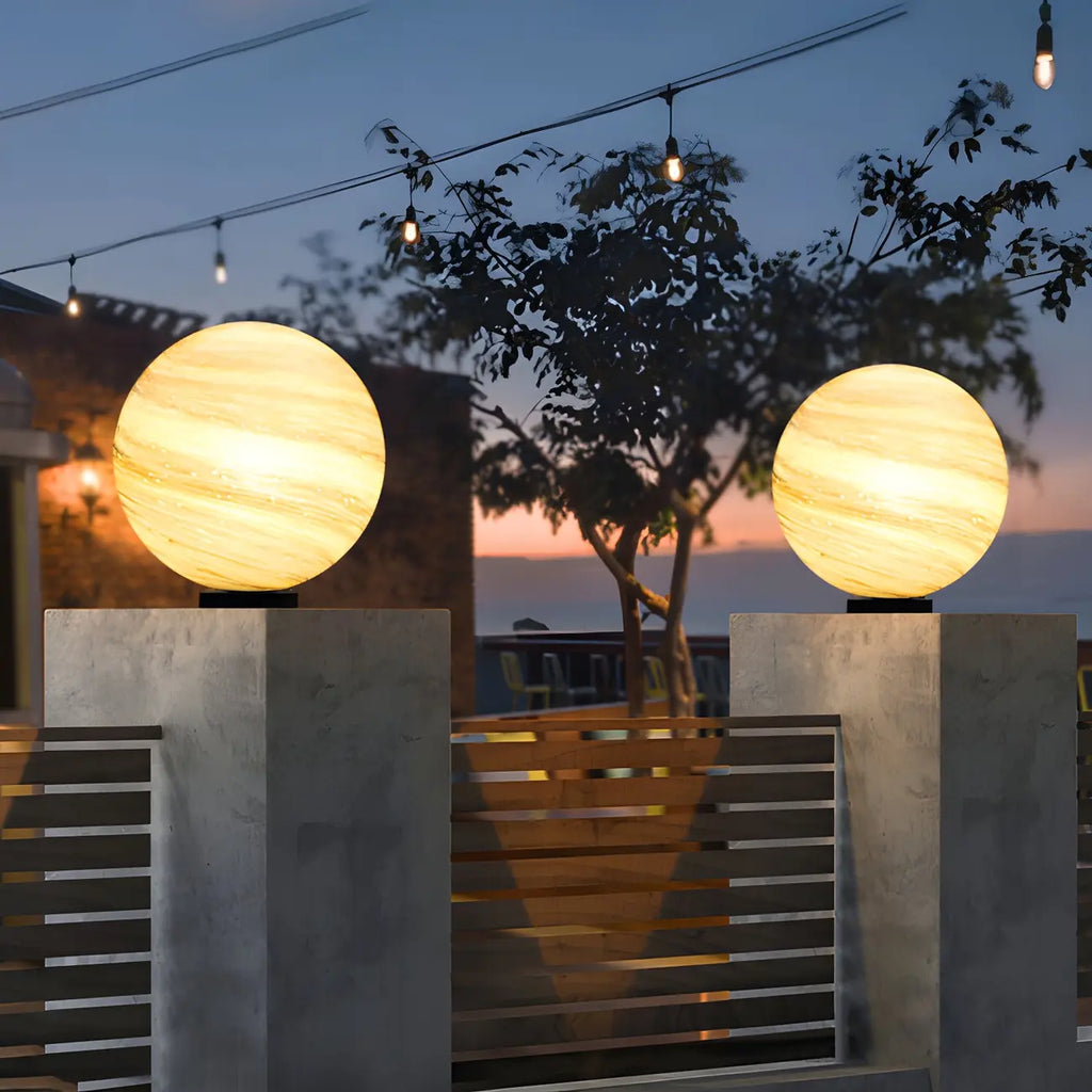 Abat-jour globe en verre jaune et bleu sur le thème des planètes pour lampadaire