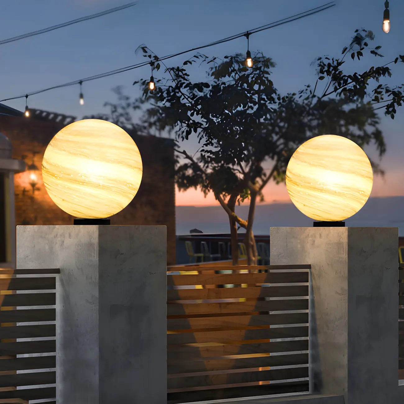 Abat-jour globe en verre jaune et bleu sur le thème des planètes pour lampadaire