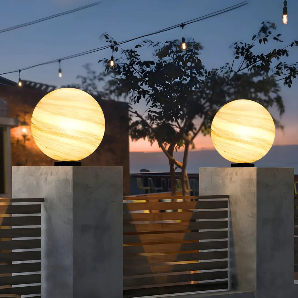 Abat-jour globe en verre jaune et bleu sur le thème des planètes pour lampadaire