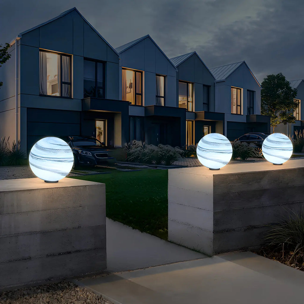 Abat-jour globe en verre jaune et bleu sur le thème des planètes pour lampadaire