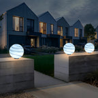 Abat-jour globe en verre jaune et bleu sur le thème des planètes pour lampadaire