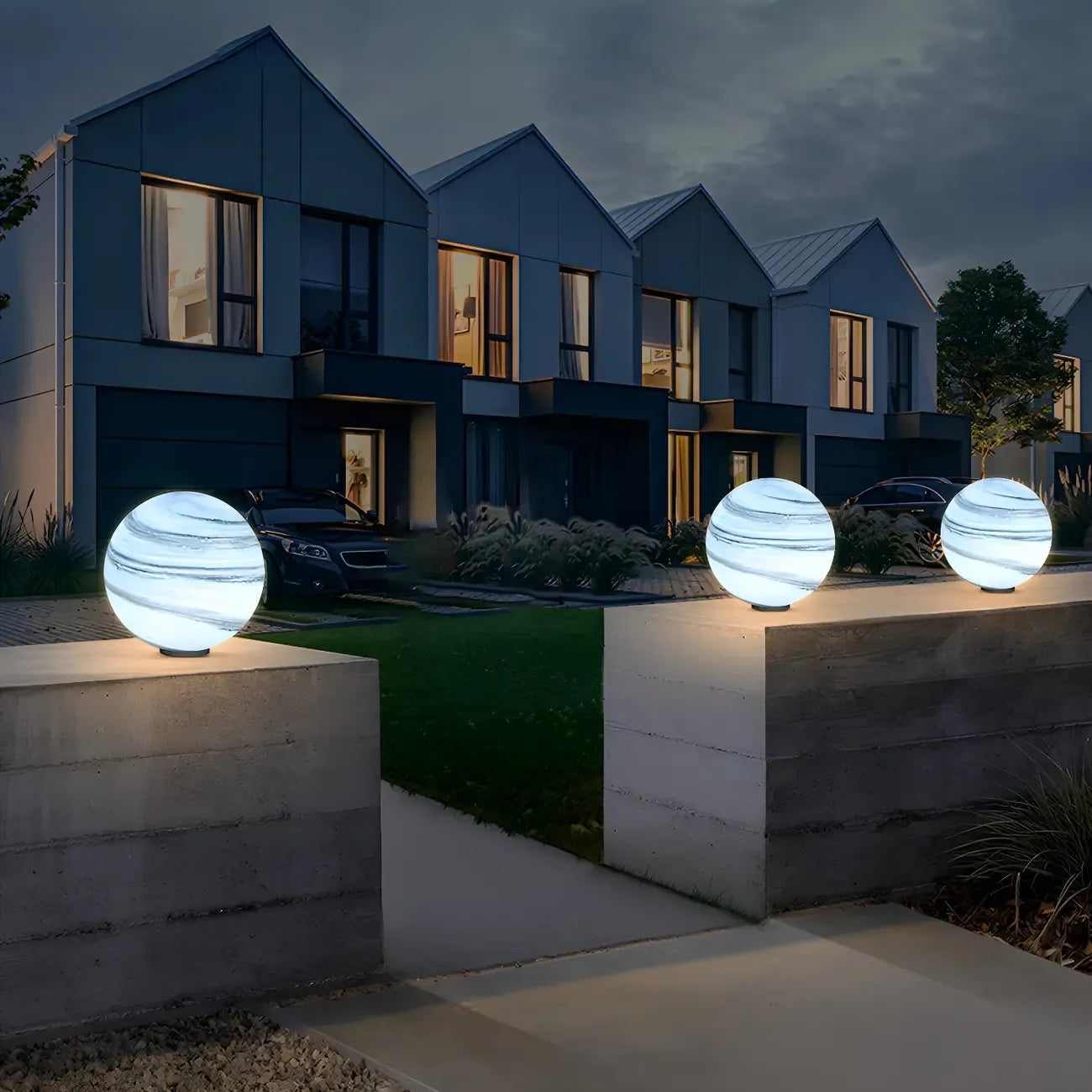 Abat-jour globe en verre jaune et bleu sur le thème des planètes pour lampadaire