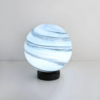 Abat-jour globe en verre jaune et bleu sur le thème des planètes pour lampadaire