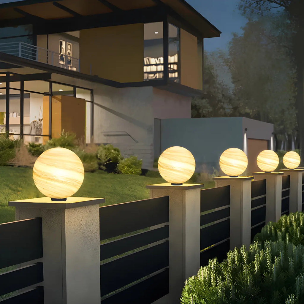 Abat-jour globe en verre jaune et bleu sur le thème des planètes pour lampadaire