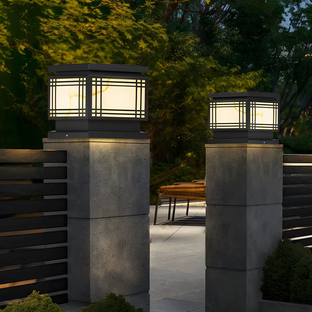 Lampes solaires rectangulaires noires en métal pour poteaux d'extérieur