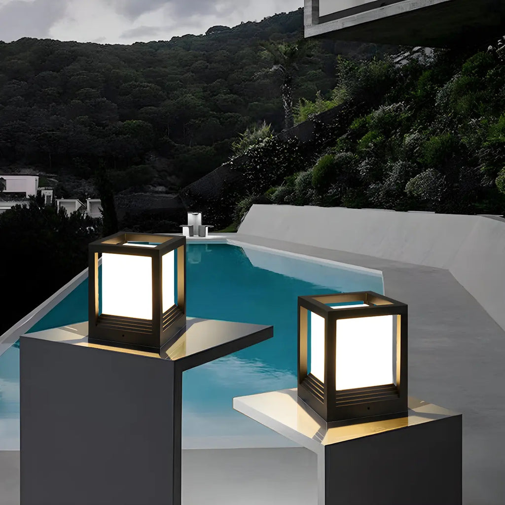 Support de poteau lumineux ouvert en métal noir avec abat-jour blanc