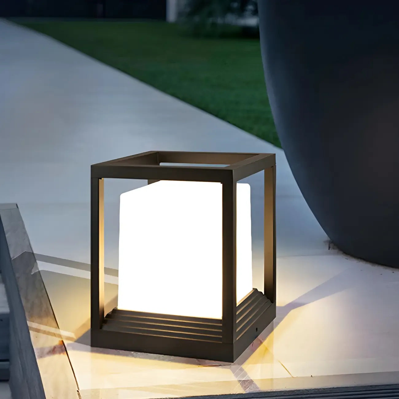 Support de poteau lumineux ouvert en métal noir avec abat-jour blanc