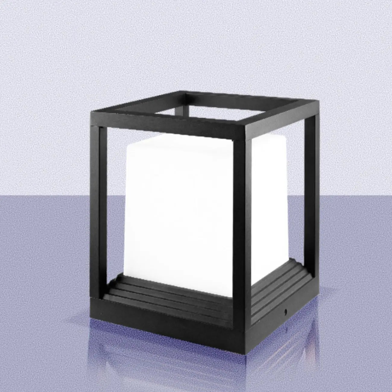 Support de poteau lumineux ouvert en métal noir avec abat-jour blanc