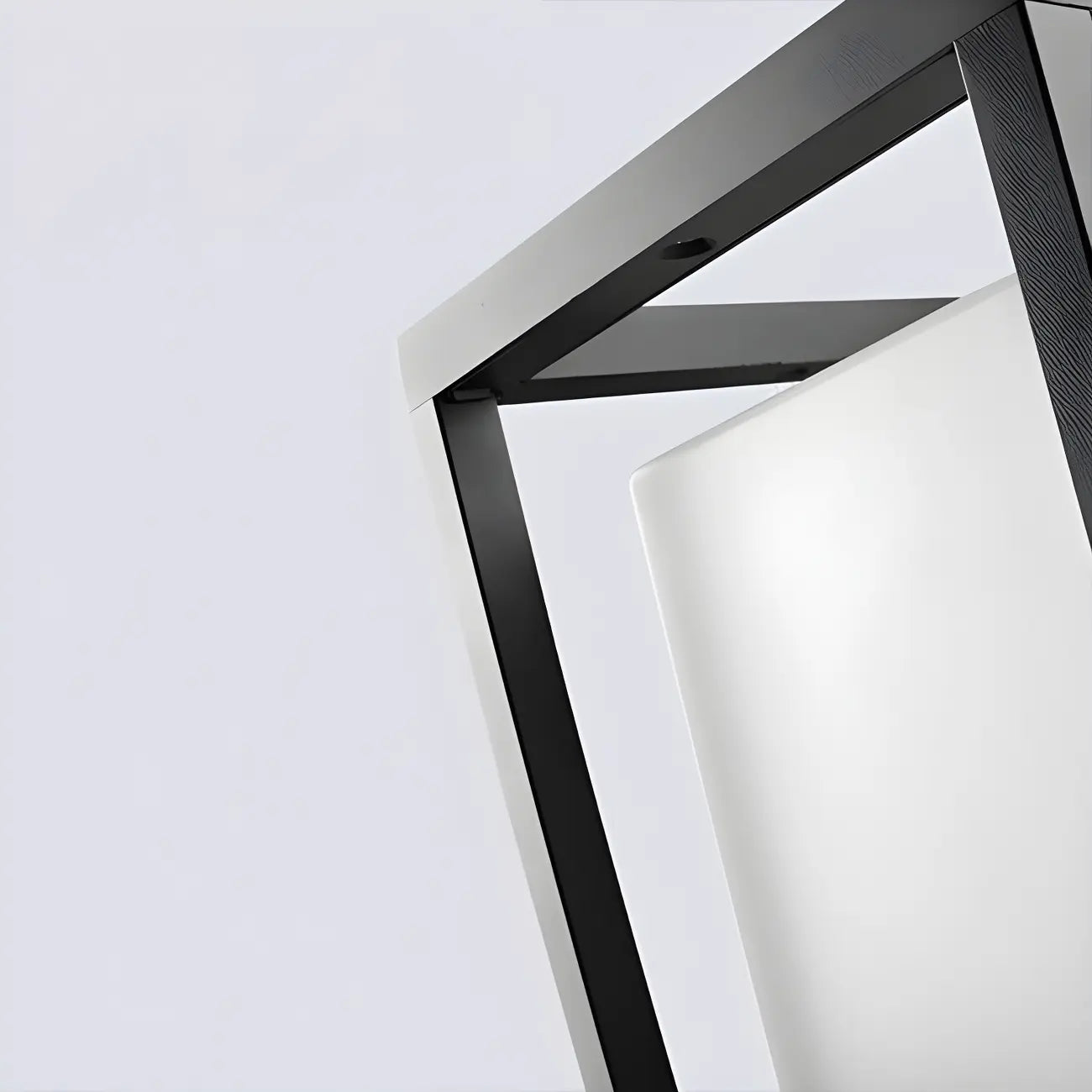 Support de poteau lumineux ouvert en métal noir avec abat-jour blanc