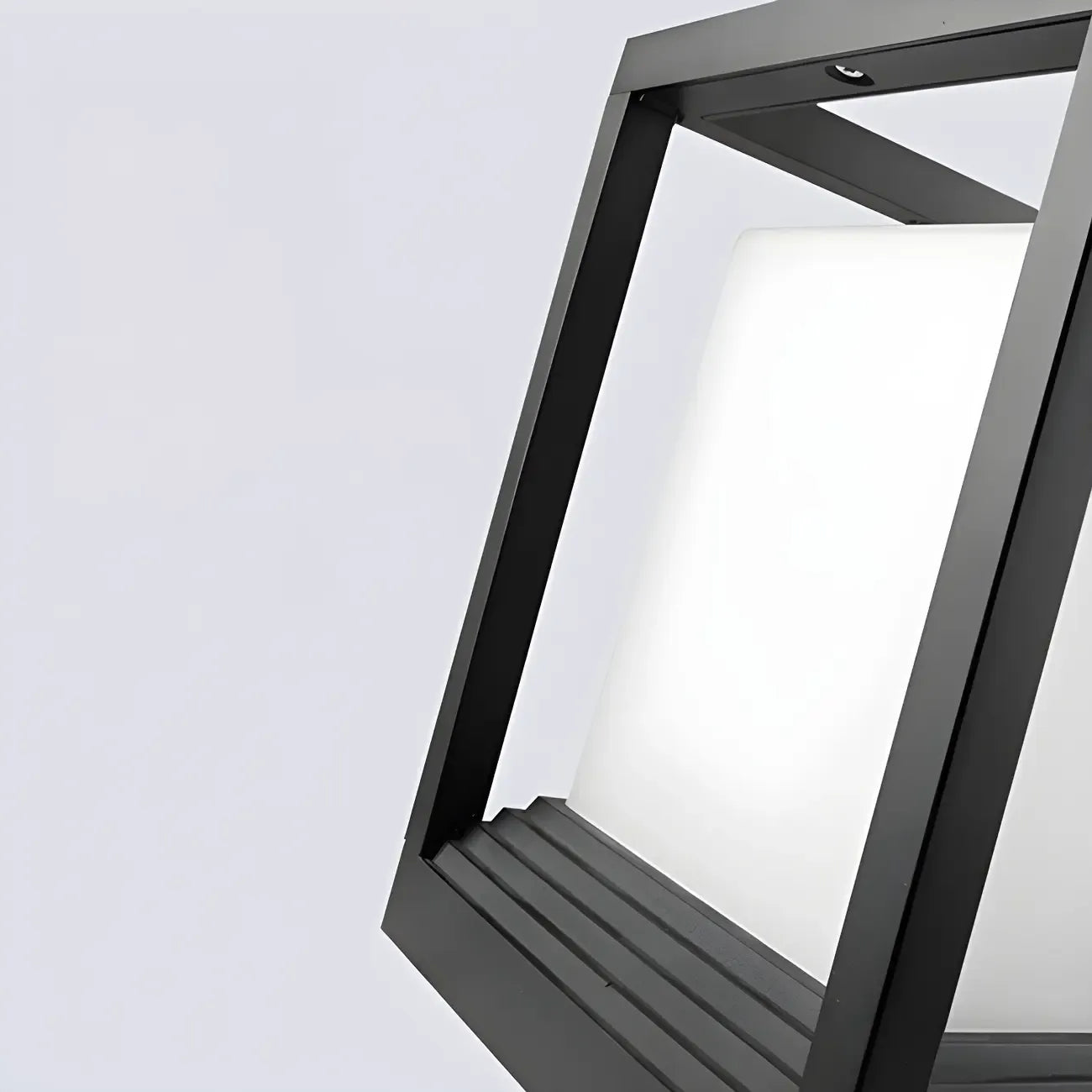 Support de poteau lumineux ouvert en métal noir avec abat-jour blanc