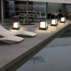 Support de poteau lumineux ouvert en métal noir avec abat-jour blanc