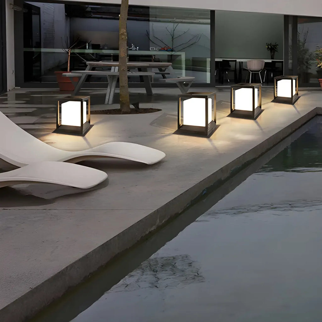 Support de poteau lumineux ouvert en métal noir avec abat-jour blanc