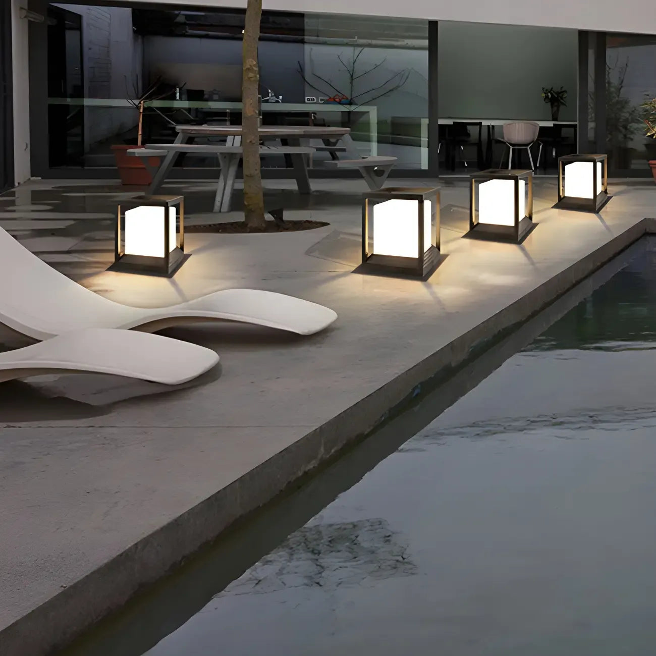 Support de poteau lumineux ouvert en métal noir avec abat-jour blanc
