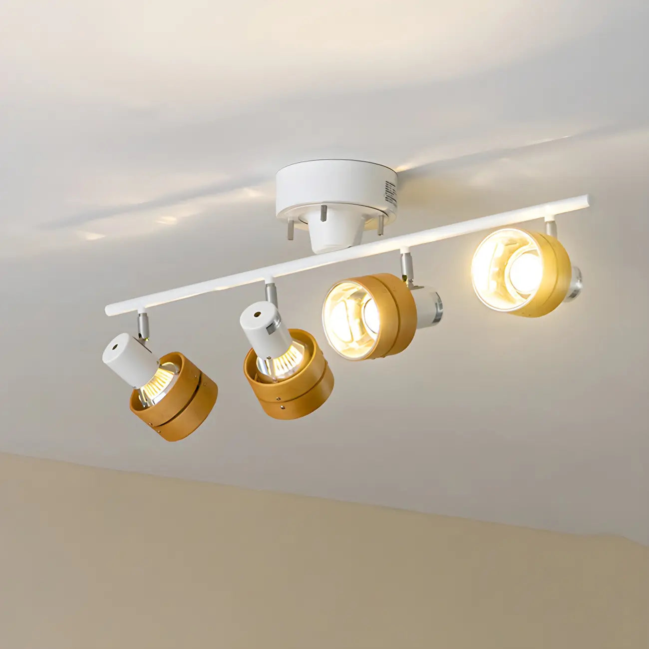 Projecteur sur rail LED moderne à 4 lampes, à intensité variable et tête orientable