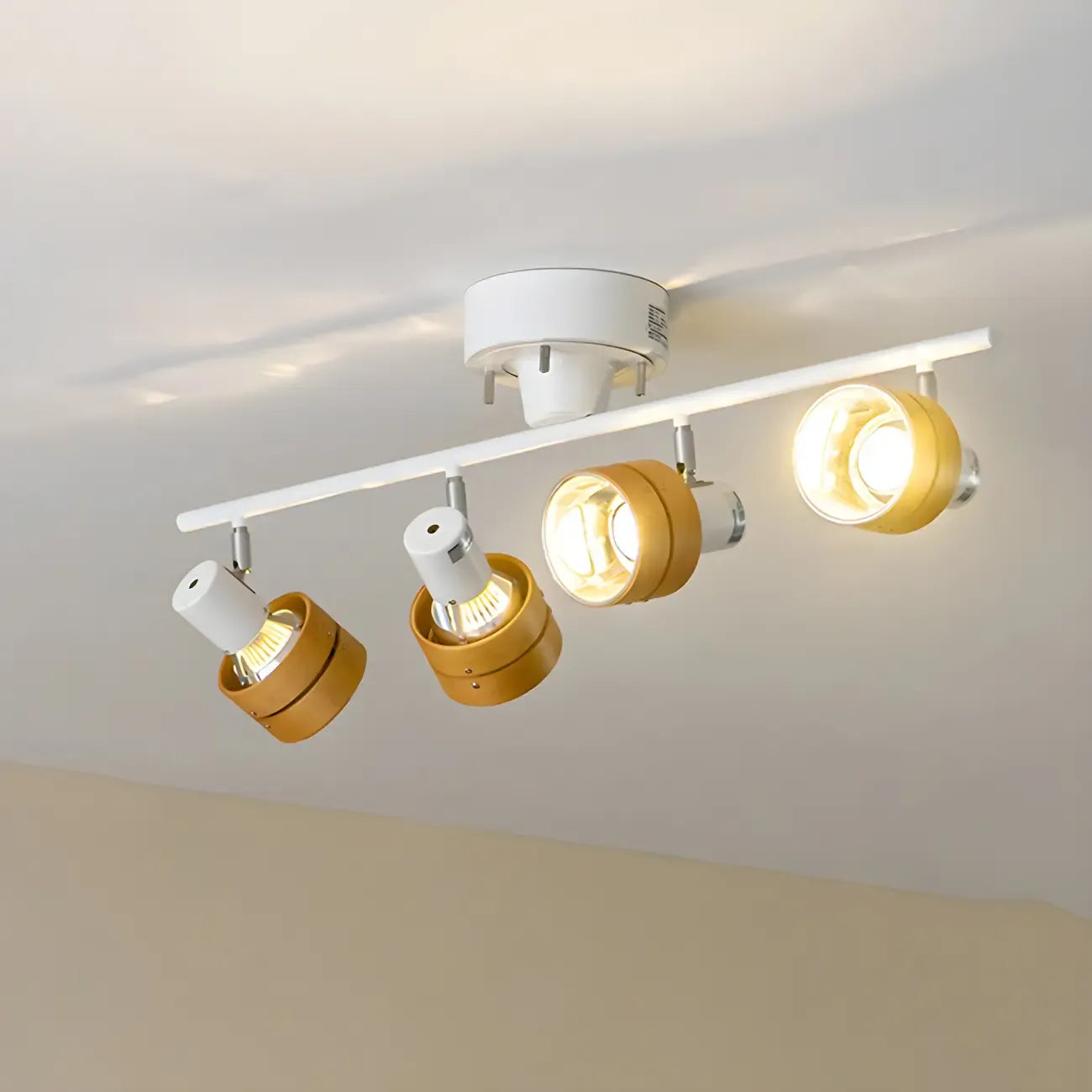 Projecteur sur rail LED moderne à 4 lampes, à intensité variable et tête orientable