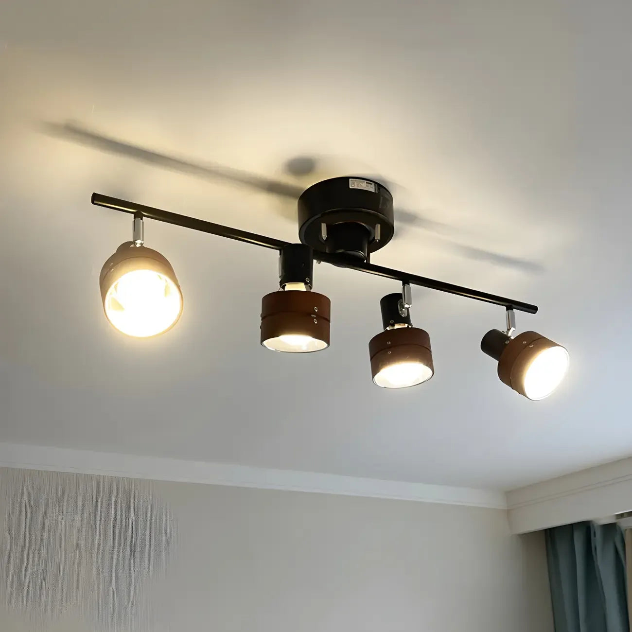 Projecteur sur rail LED moderne à 4 lampes, à intensité variable et tête orientable