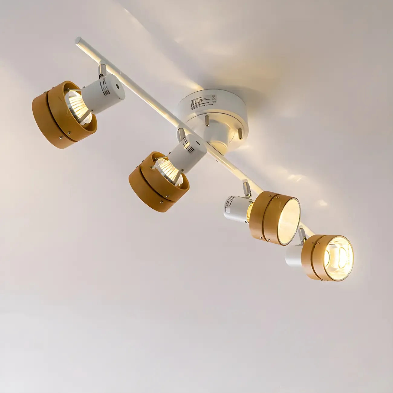 Projecteur sur rail LED moderne à 4 lampes, à intensité variable et tête orientable