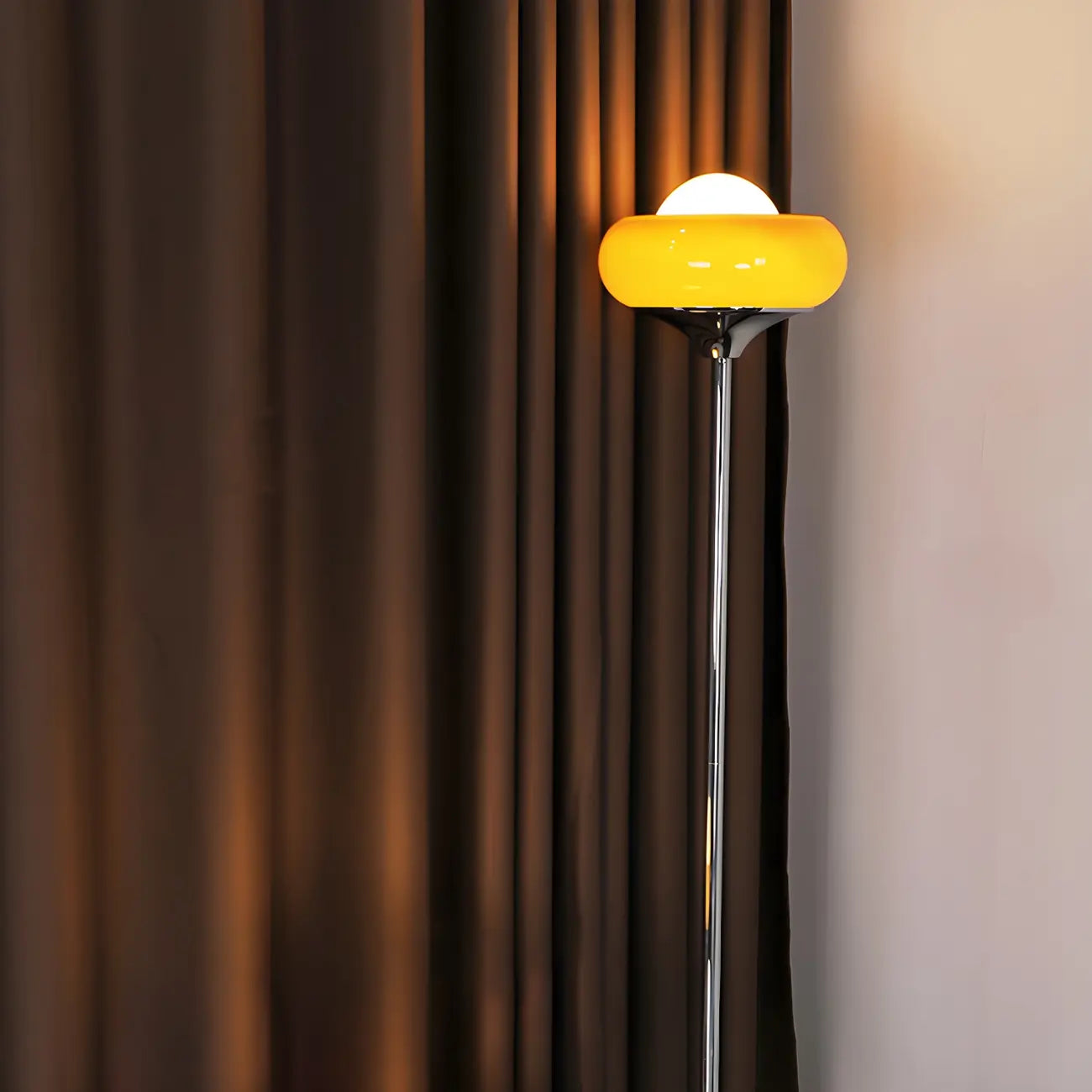 Lampadaire moderne en métal et verre bullé jaune avec LED