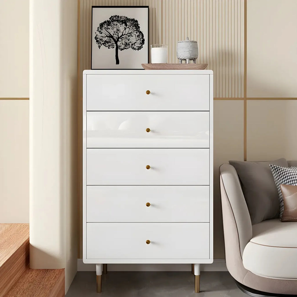 Commode moderne en bois blanc avec poignées dorées
