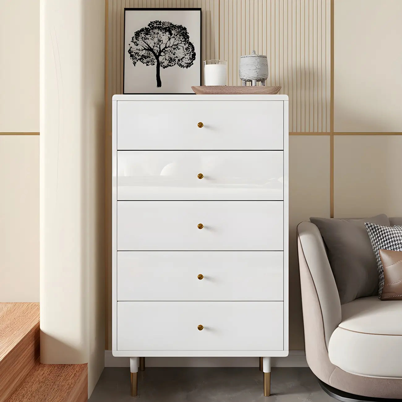 Commode moderne en bois blanc avec poignées dorées