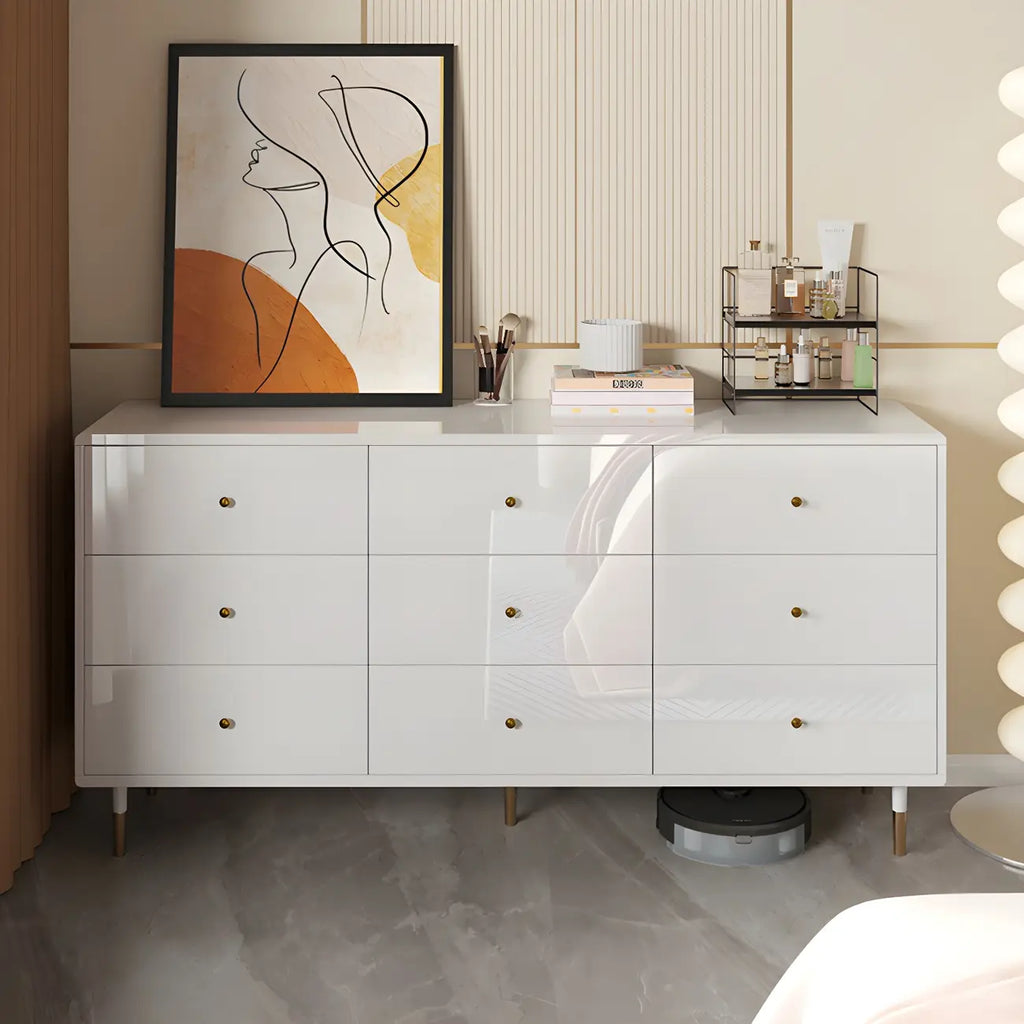 Commode moderne en bois blanc avec poignées dorées