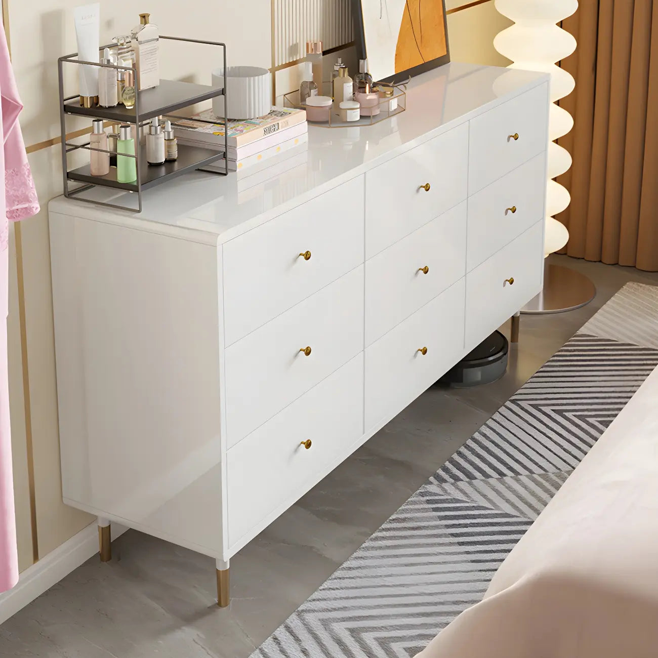 Commode moderne en bois blanc avec poignées dorées