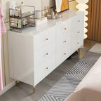 Commode moderne en bois blanc avec poignées dorées
