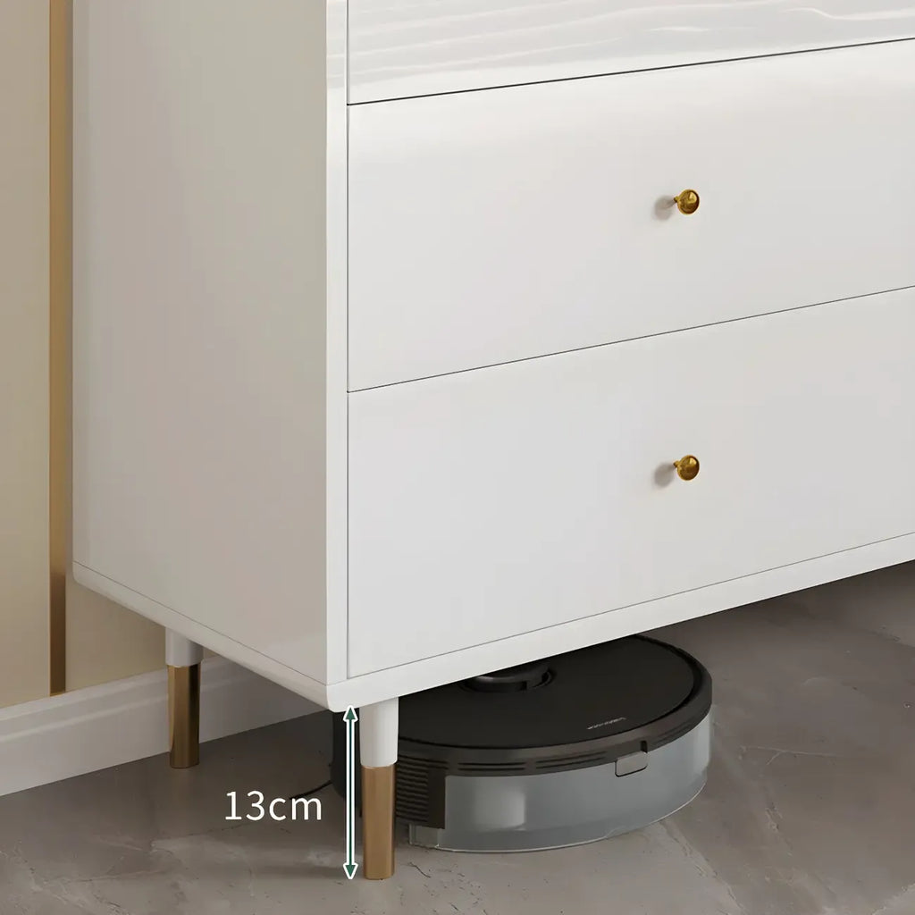 Commode moderne en bois blanc avec poignées dorées