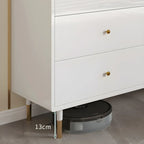 Commode moderne en bois blanc avec poignées dorées