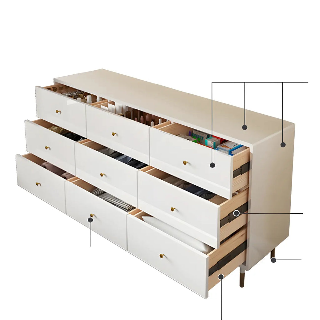 Commode moderne en bois blanc avec poignées dorées
