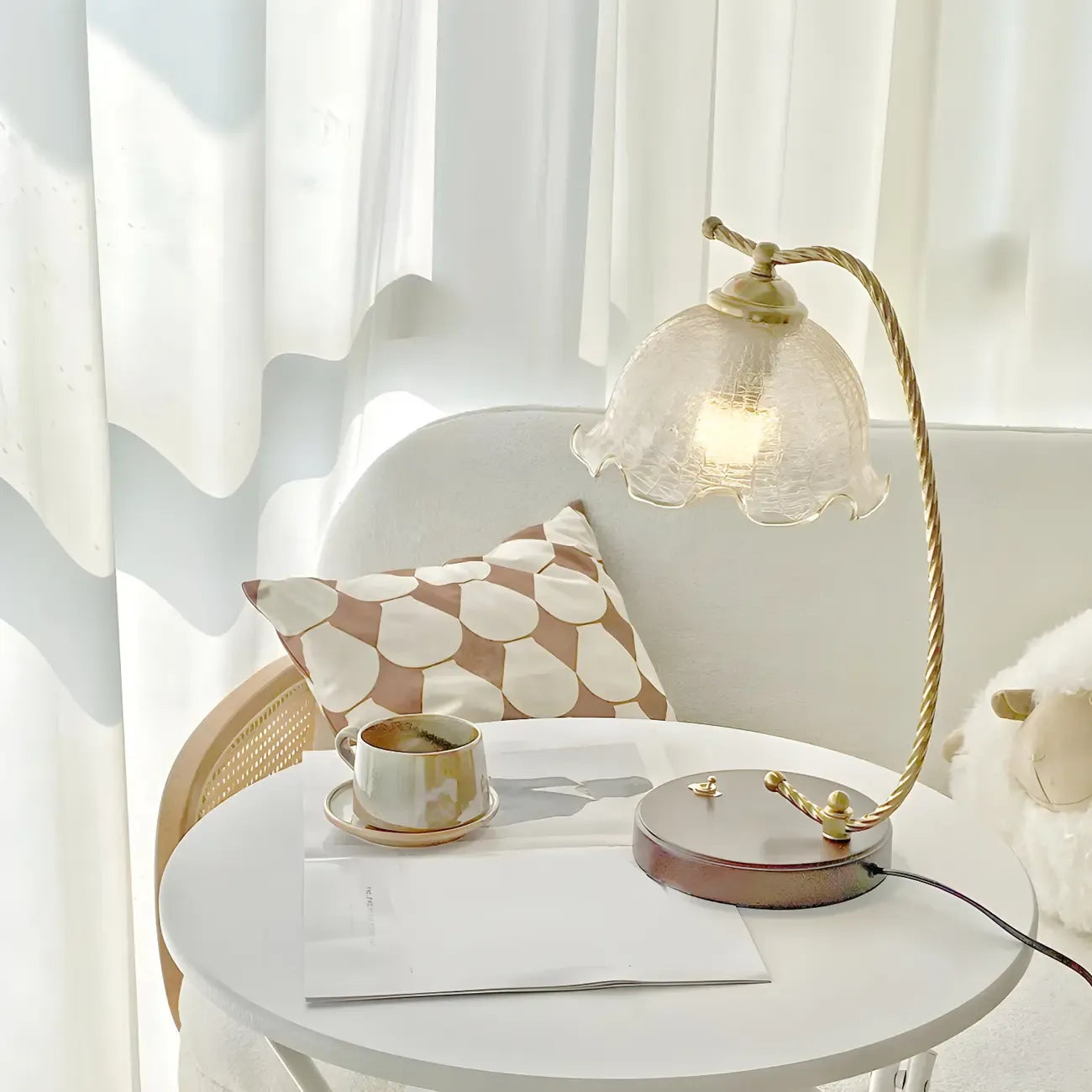 Lampe de table exquise en verre brun à bras courbé en forme de fleur