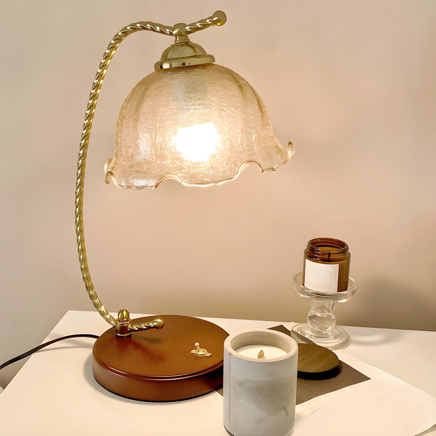 Lampe de table exquise en verre brun à bras courbé en forme de fleur