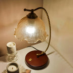Lampe de table exquise en verre brun à bras courbé en forme de fleur