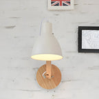 Applique murale à bras articulé en bois avec abat-jour en métal bombé