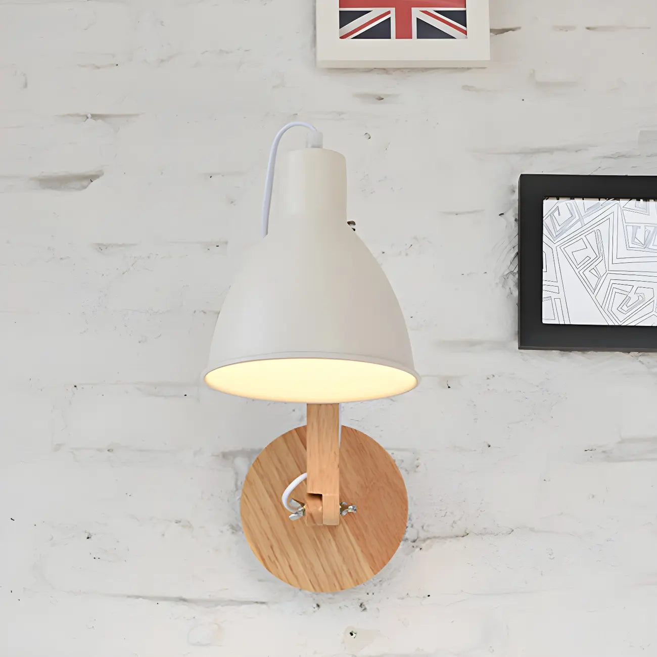 Applique murale à bras articulé en bois avec abat-jour en métal bombé