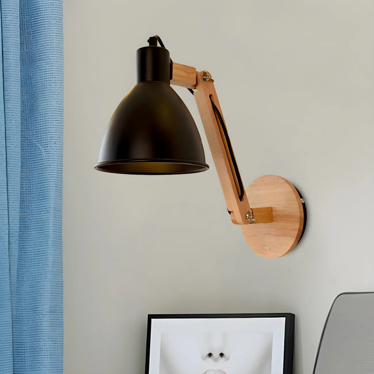 Applique murale à bras articulé en bois avec abat-jour en métal bombé